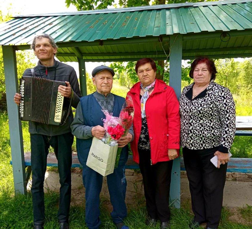 Житель д.Устье Михаил  Гордеев принимал поздравления в честь юбилея