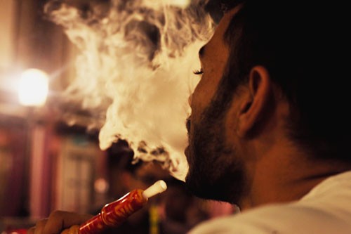 Нарколог: курение кальяна может быть опаснее сигарет