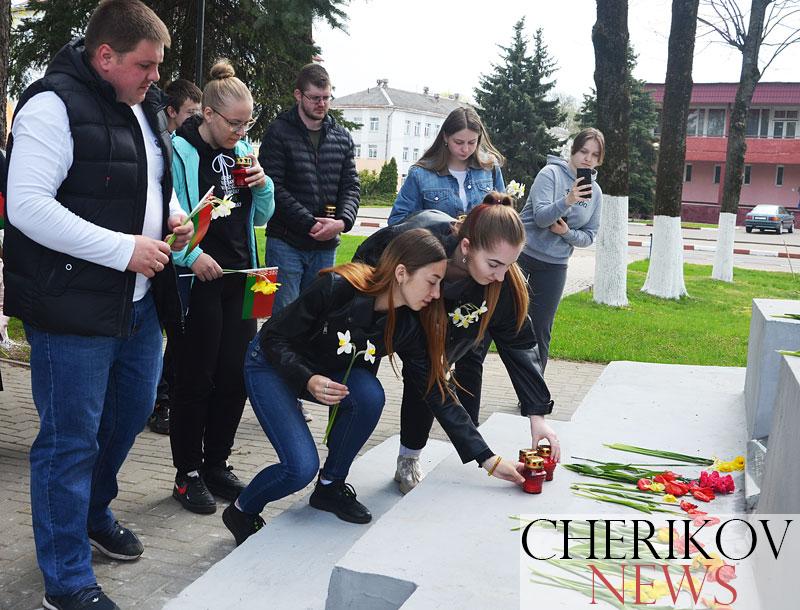 В рамках акции «Память сердца» чериковляне посетили историко-краеведческий музей и возложили цветы к памятнику землякам