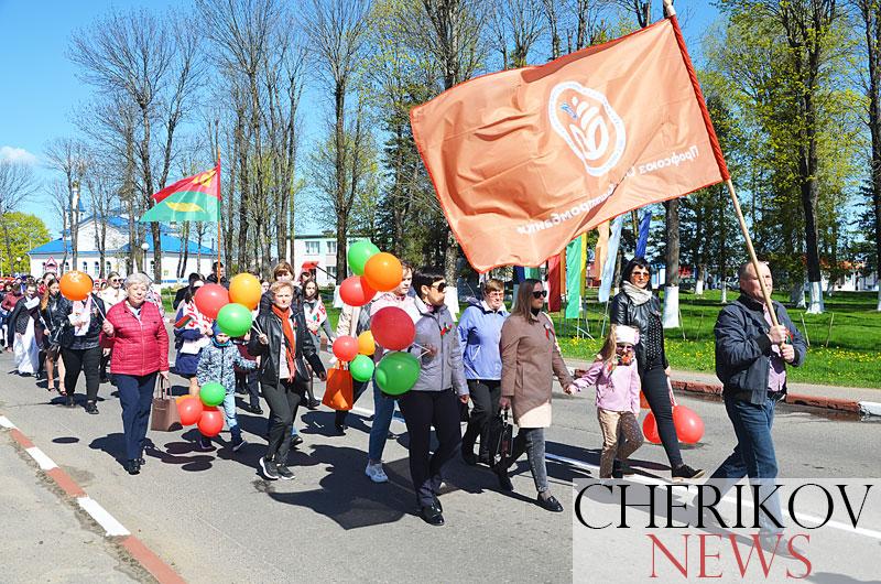 "И снова май, цветы, салют!" — в Черикове празднование Дня Победы началось с торжественного шествия