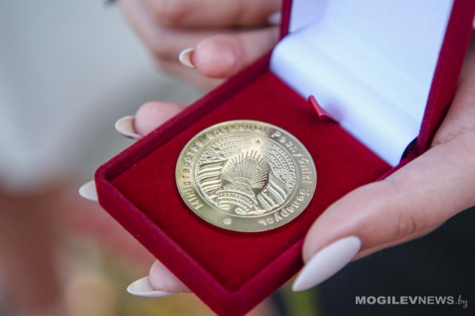 377 медалей вручат выпускникам-одиннадцатиклассникам Могилевской области