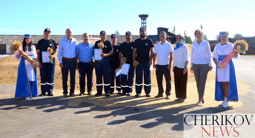 Первое награждение участников жатвы-2022 состоялось в Чериковском районе. Кого поблагодарили за труд?