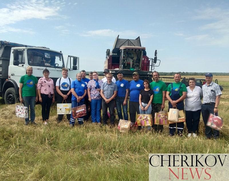 Чествование на полях продолжается: кто стал лучшим по намолоту и перевозке зерна в Экспериментальной базе «Чериков»?