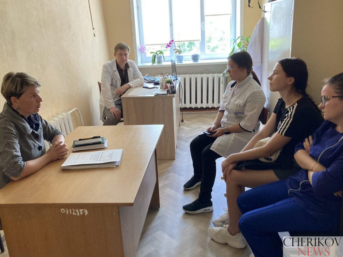 Председатель Чериковского районного объединения профсоюзов встретилась с молодыми специалистами