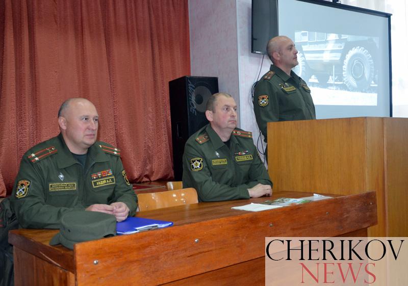 В преддверии Дня народного единства с чериковскими старшеклассниками встретились представители  465-ой ракетной бригады