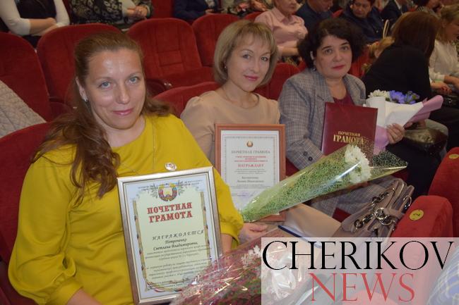 Слова благодарности педагогам и вручение наград за высокий профессионализм. В районном Доме культуры состоялся праздничный концерт, посвященный Дню учителя