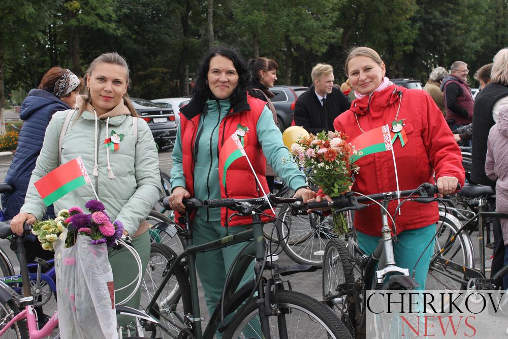 В Черикове прошел велопробег, посвященный Дню народного единства. Посмотрите, как это было