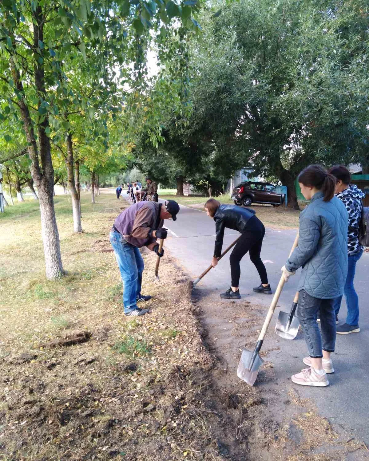 Активисты БРСМ из Черикова приняли участие в работах по благоустройству городского озера
