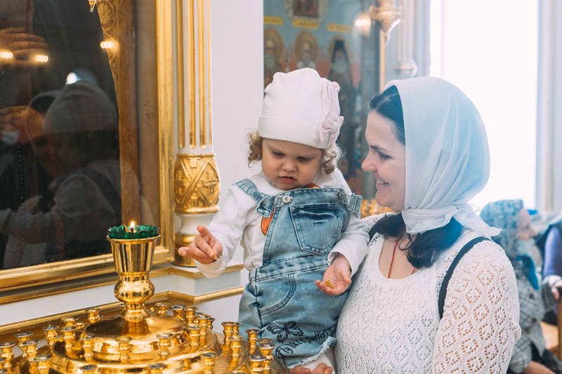 Настоятель храма Рождества Пресвятой Богородицы города Черикова протоиерей Николай Жук поздравляет женщин-матерей с праздником