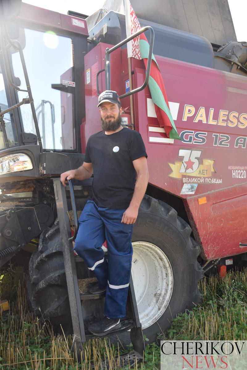 Надпись на кепке Евгения Смоловского «Раздевайся и работай» — суть жизни молодого агрария. И флаг родной страны — всегда рядом, всегда на месте