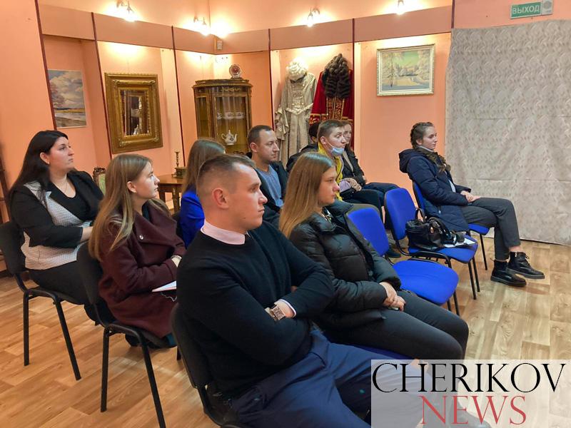 Что скажете насчет сервиса в молодежном диско-баре?