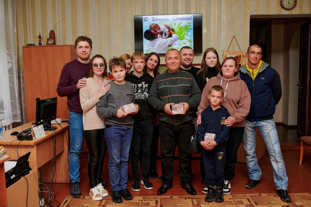 “Отец – семьи опора!” – под таким названием в День отца прошло праздничное мероприятие в Чериковском РЦСОН