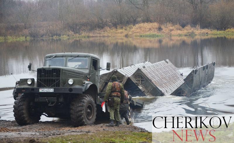 В Черикове понтонно-мостовая бригада разворачивает понтонный мост через Сож