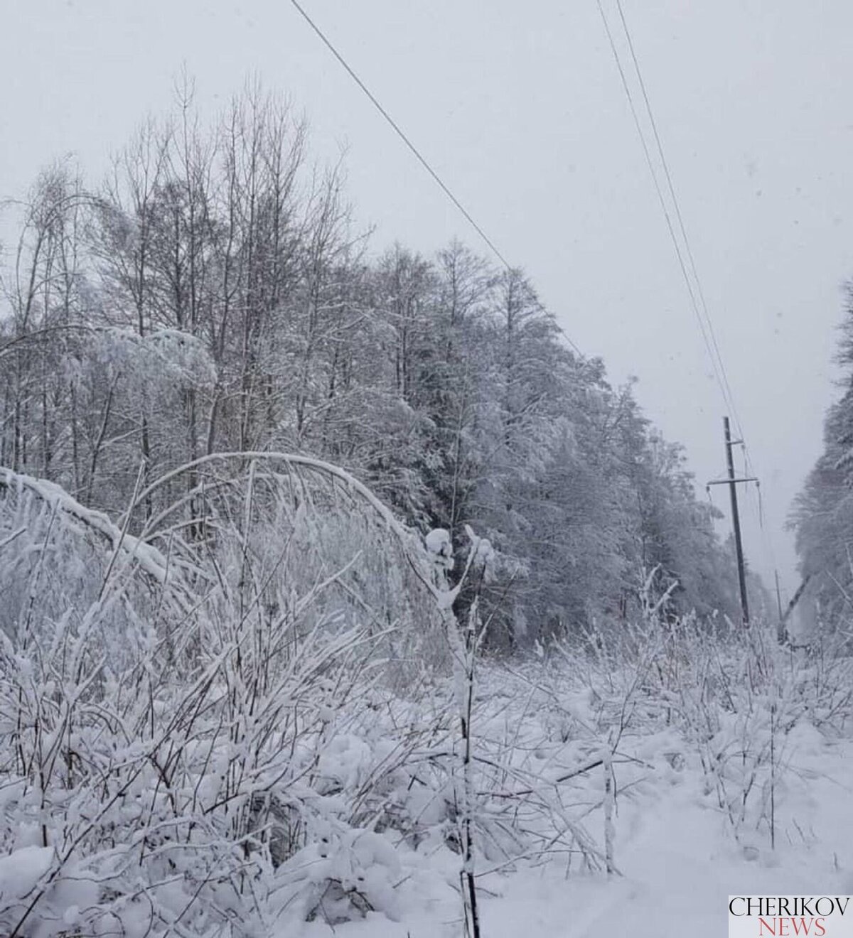 Бригады электриков продолжают работать в усиленном режиме, устраняя последствия непогоды