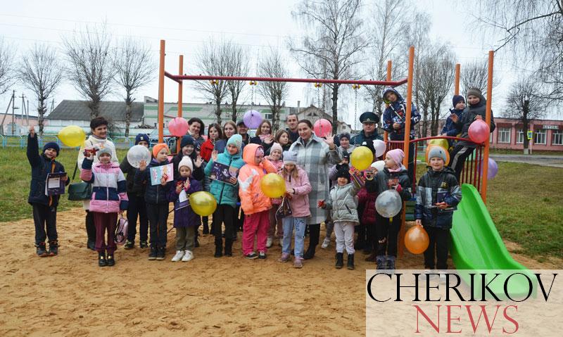 В Черикове торжественно открыли новую детскую площадку