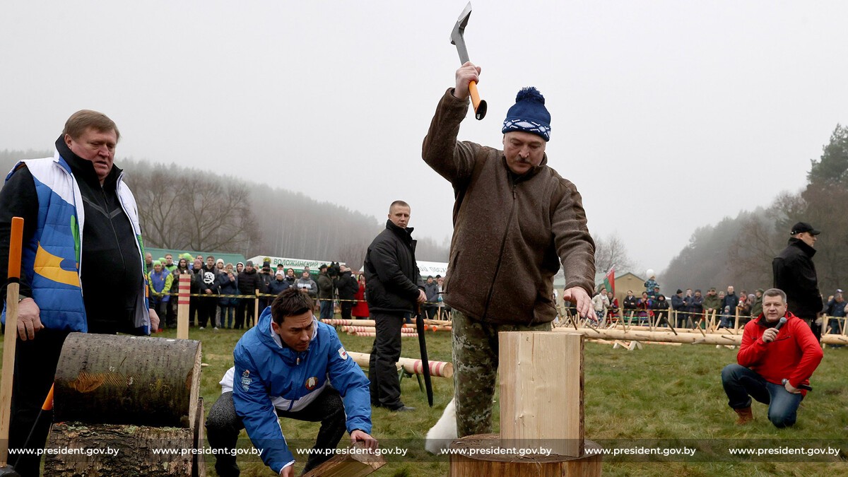 Александр Лукашенко посетил чемпионат по колке дров среди журналистов