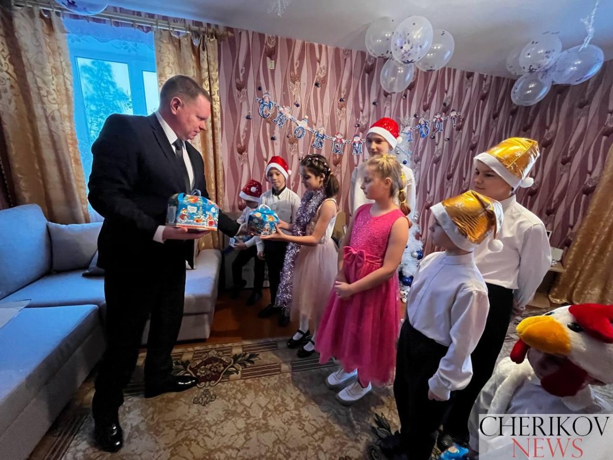 Председатель Чериковского райисполкома Олег Малышевский поздравил с наступающим Новым годом воспитанников детского дома семейного типа