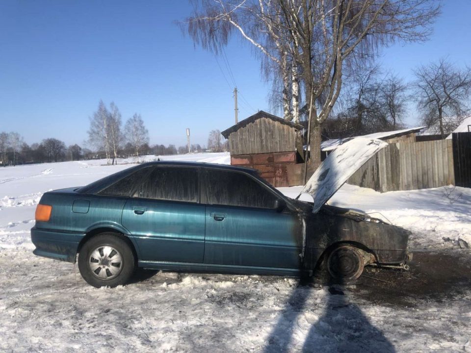 В деревне Латыщино горел автомобиль