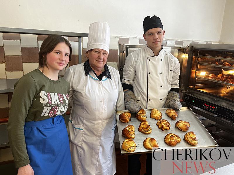 Ароматные булочки, пирожные «Корзиночка» и очень душевная атмосфера. Смотрите как прошел мастер-класс в Чериковском колледже