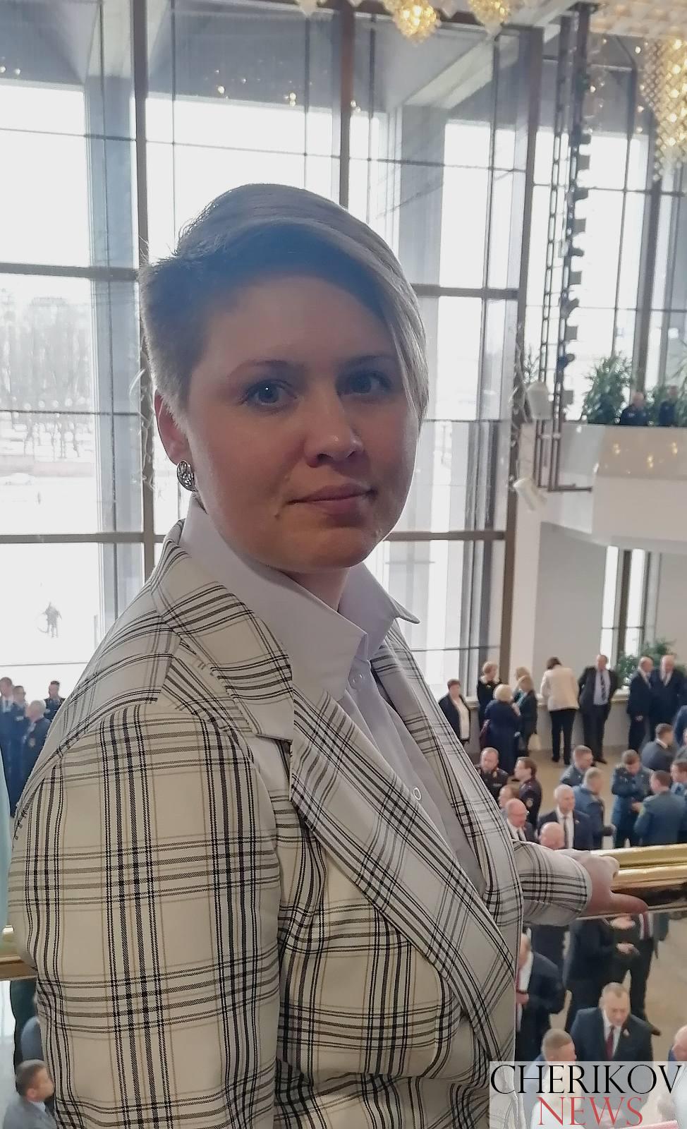 В составе делегации Могилевской области — главный редактор районной газеты «Веснік Чэрыкаўшчыны» Олеся Глухова. Она поделилась своими ожиданиями от предстоящего мероприятия