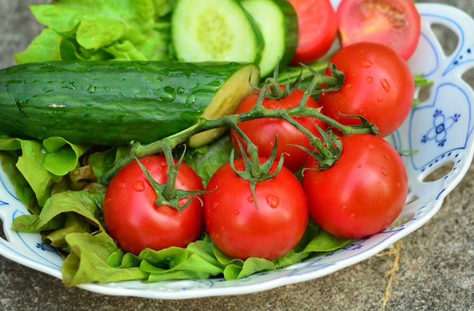 МАРТ: ведется работа по увеличению объемов производства томатов и огурцов в межсезонный период