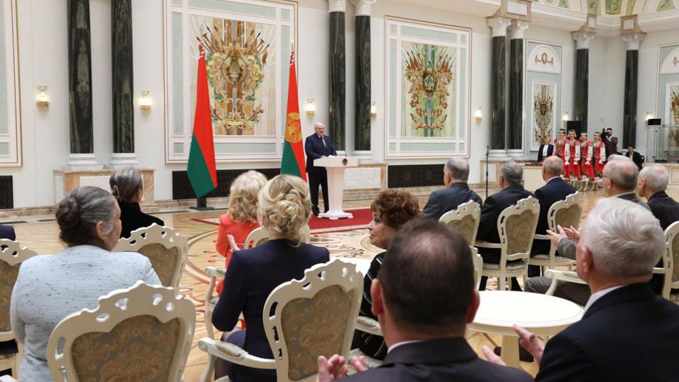 Лукашенко в преддверии Дня Победы вручил государственные награды