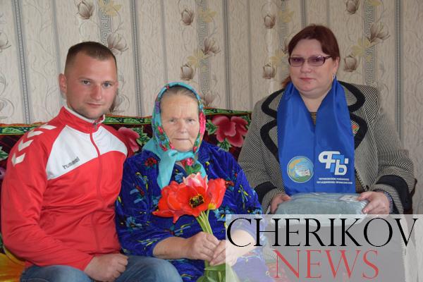 Накануне Дня семьи председатель райкома профсоюза работников АПК посетила Татьяну Борисенко, многодетную мать, воспитавшую пятерых детей