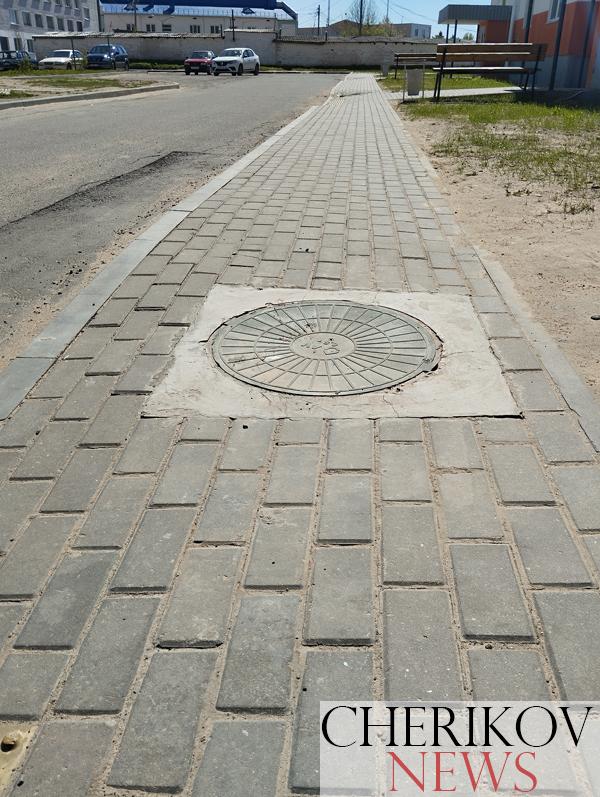 Люк канализационного колодца возле третьего подъезда дома №5 по ул. Рокоссовского — на месте