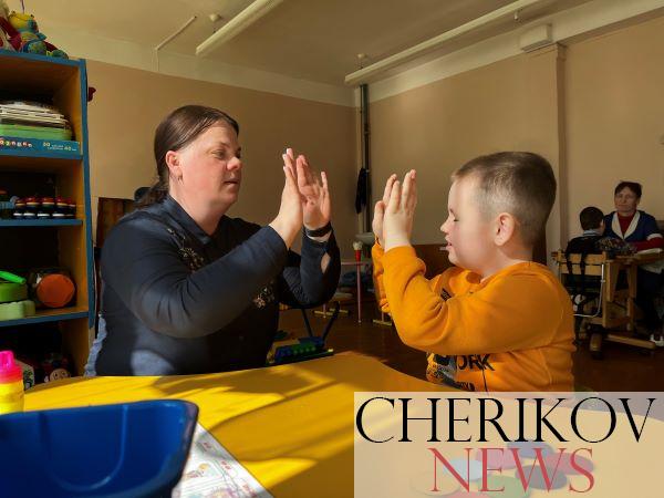 Как помогают «особенным» детям и их родителям? Журналист газеты «Веснiк Чэрыкаўшчыны» постарается ответить на этот вопрос. Видео