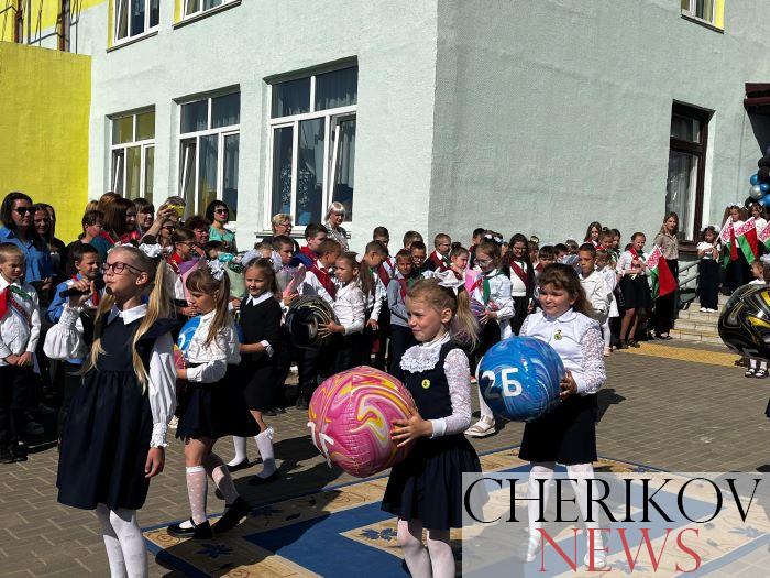 В ГУО «Начальная школа г. Черикова» прошел праздник Последнего звонка. Видео