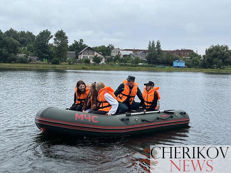 «Дымо-камера, катание на лодке и показательные выступления спецтехники». Весело и интересно прошел в Черикове праздник в честь 170-летия пожарной службы Беларуси