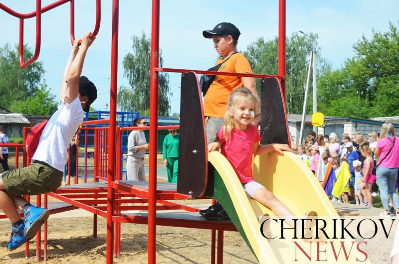 В Черикове в преддверии Дня Независимости открыли новую детскую площадку
