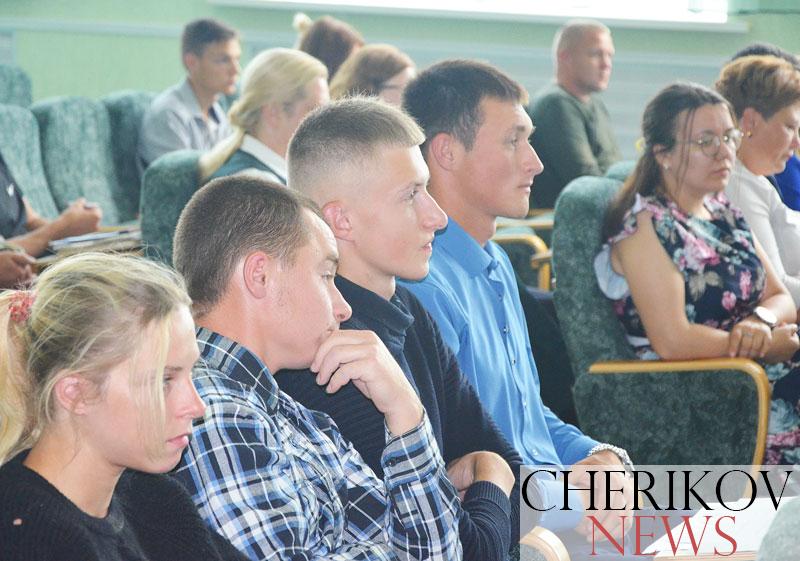 В организации и предприятия Чериковщины прибыло 40 молодых специалистов. Встреча с ними руководства района прошла в районном исполнительном комитете