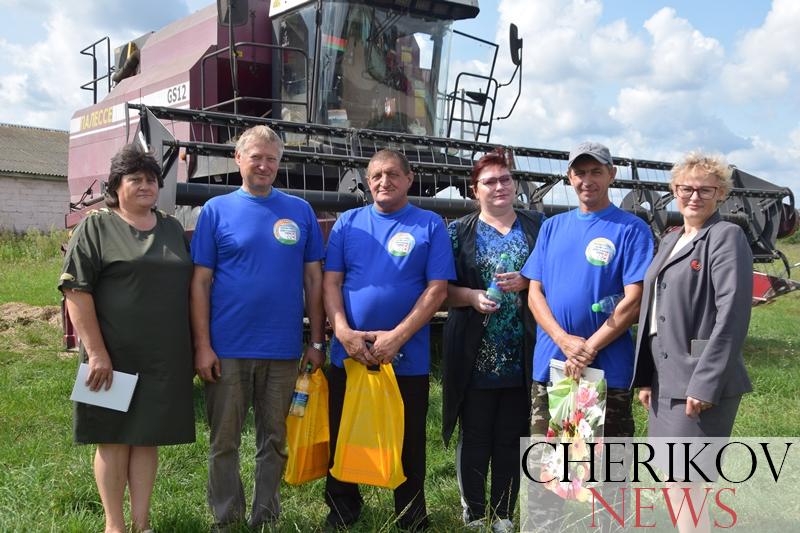Труженикам полей КСУП «Прогресс» вручили подарки и раздали минеральную воду