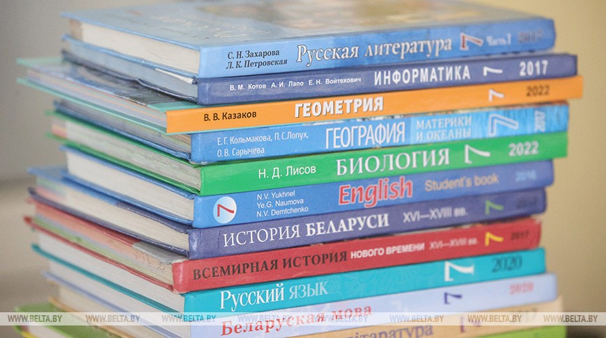 Лукашенко: постоянно перекраивать учебные планы и бесконечно издавать новые учебники недопустимо