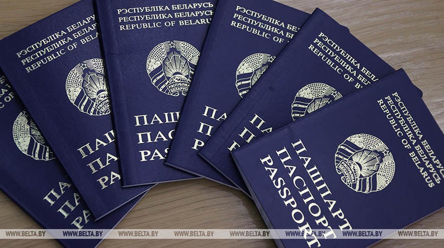 “Только экстремисты боятся вернуться в Беларусь”. Гайдукевич о новых правилах замены паспортов