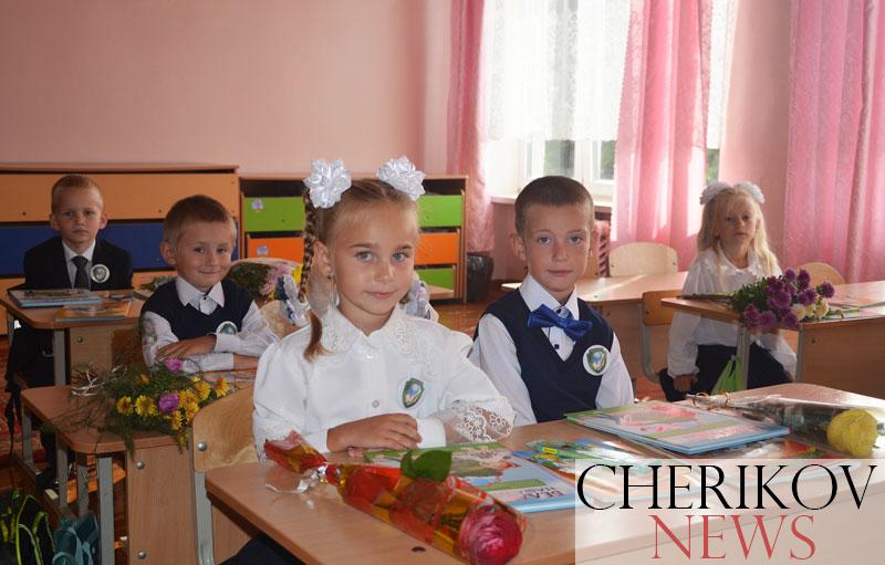 Председатель Чериковского райисполкома поздравил с Днем знаний учащихся Езерской средней школы