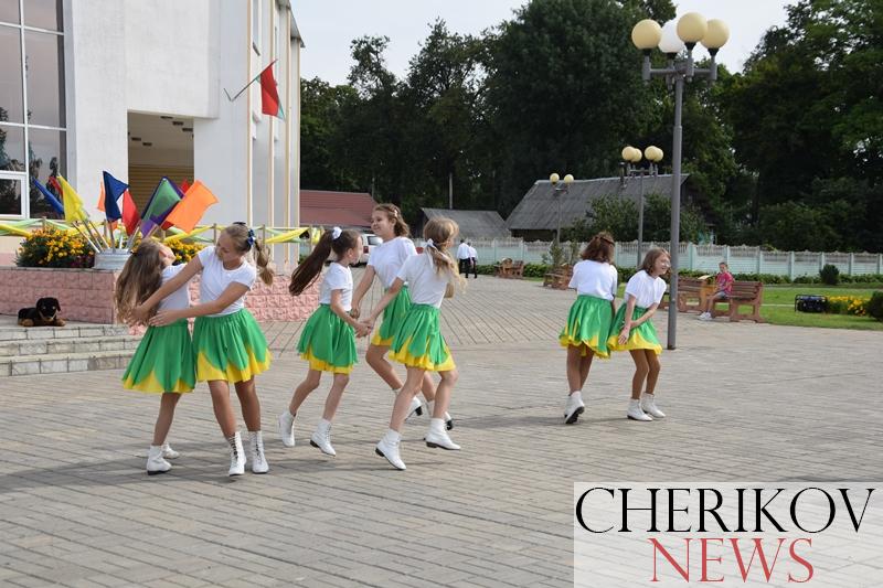 Снова школа позвала. День знаний отметили школьники Чериковщины