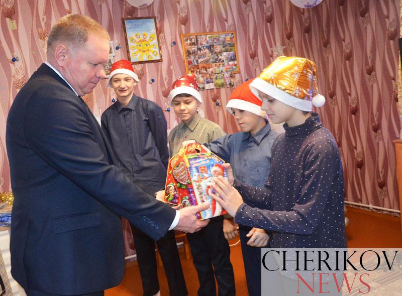 Председатель райисполкома Олег Малышевский поздравил воспитанников детского дома семейного типа с наступающими праздниками
