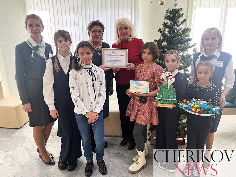 Обучающиеся объединения по интересам «Мастерская чудес» поздравили Беларусбанк с Днем рождения