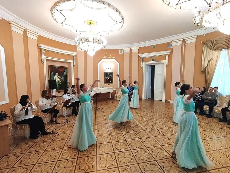 Завораживающе и антуражно: работающая молодёжь Чериковщины побывала с экскурсией во Дворце Потемкина в Кричеве