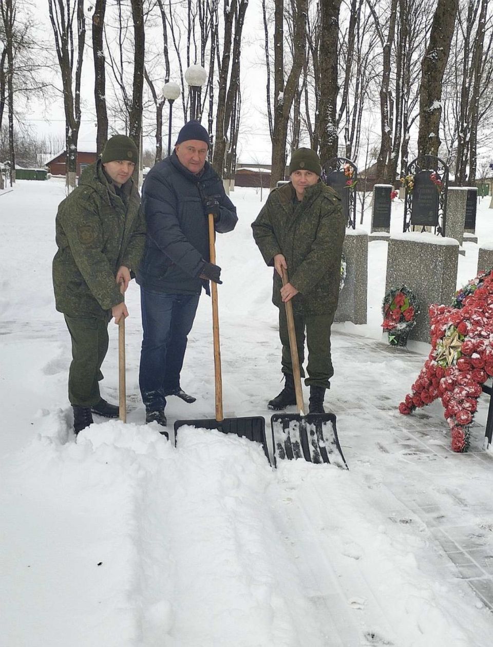Сотрудники военного комиссариата Чериковского и Краснопольского районов подключились к акции «Уберем снег вместе»