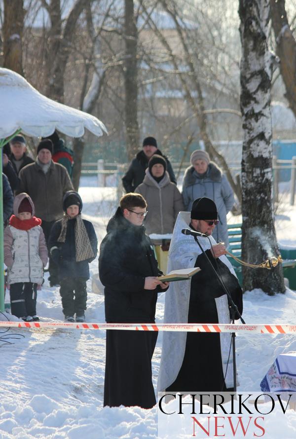 В Черикове на городском озере прошел чин освящения воды. Смотрите как это было