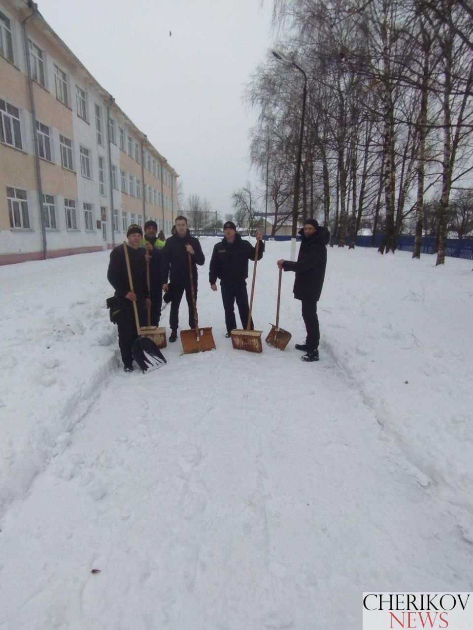 В Черикове подопечные уголовно-исполнительной инспекции помогали убирать снег на территории соцобъектов