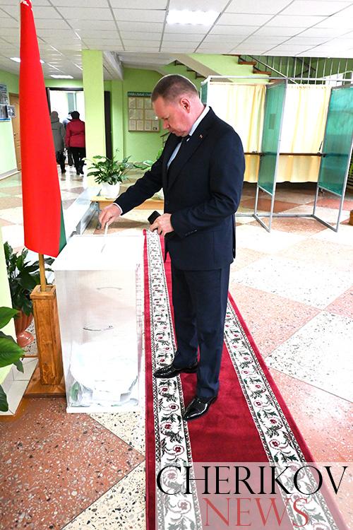 Глава Чериковского района принял участие в едином дне голосования