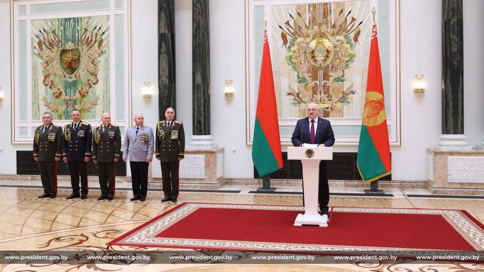 Лукашенко вручил госнаграды и погоны высшему офицерскому составу