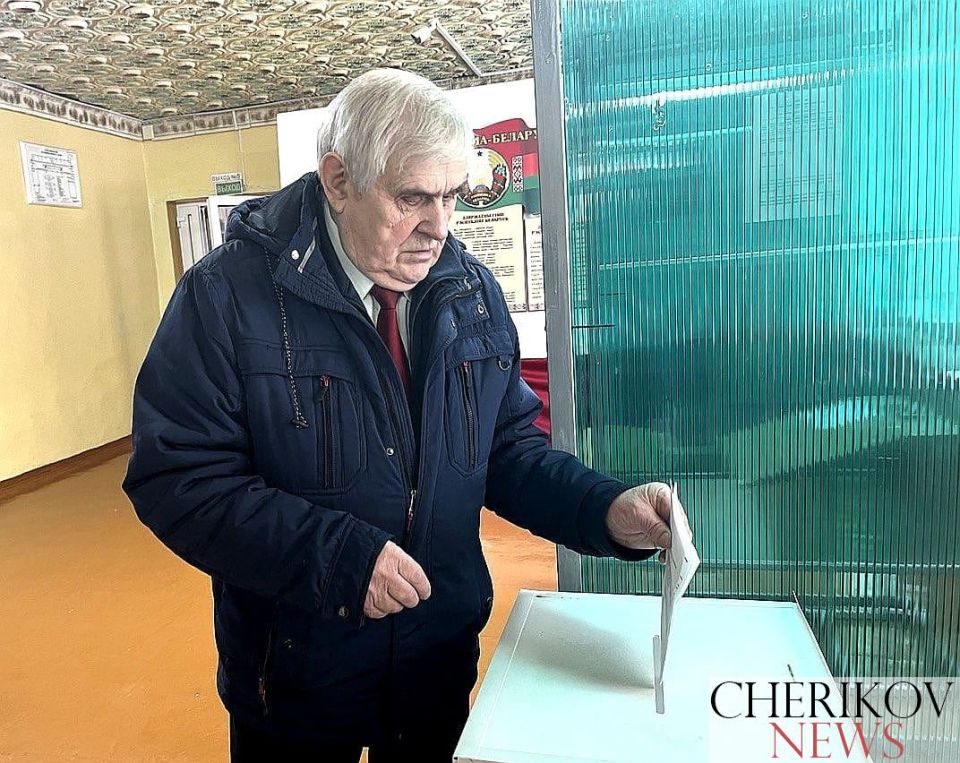 Почётный гражданин Чериковского района Андрей Медведев проголосовал на выборах депутатов досрочно