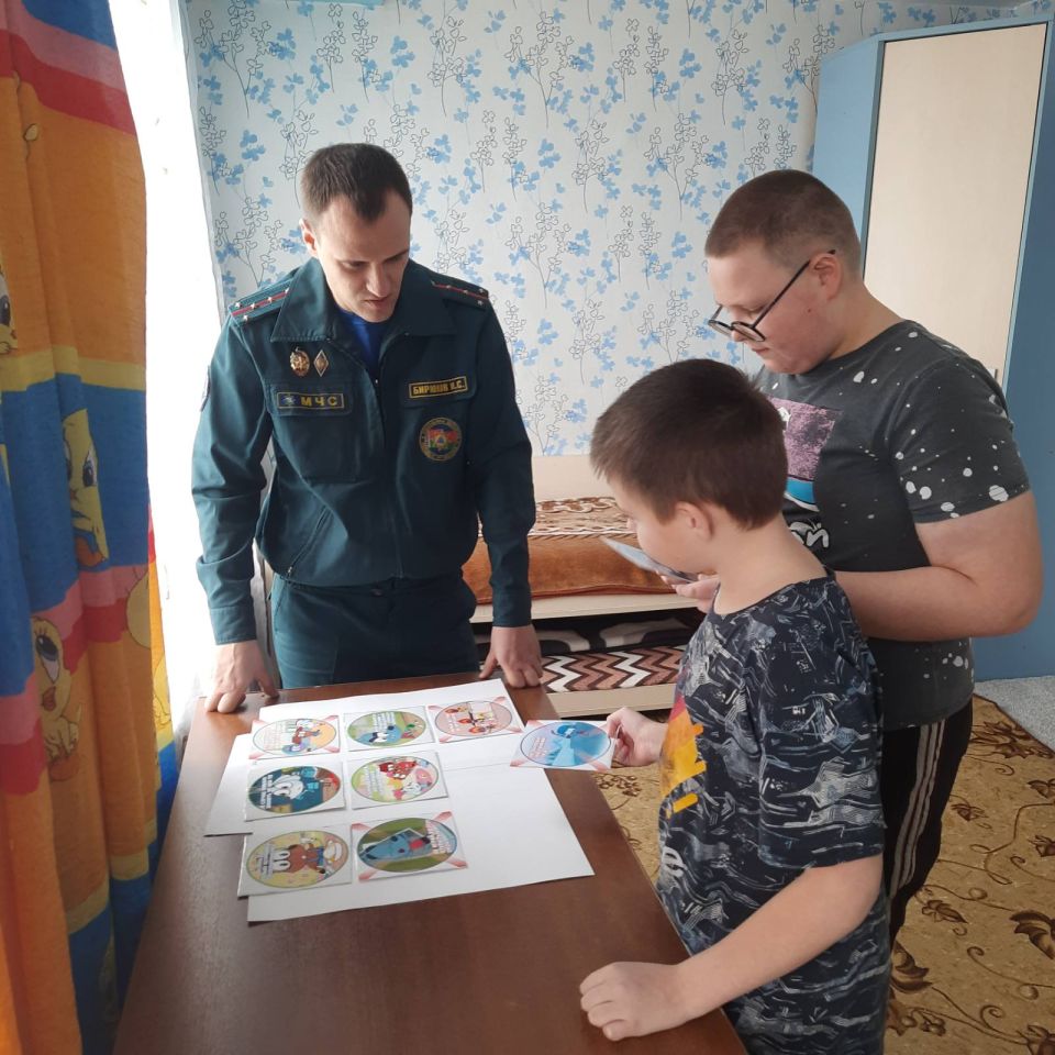 Спасатели Чериковского РОЧС напомнили родителям о соблюдении правил безопасности в быту