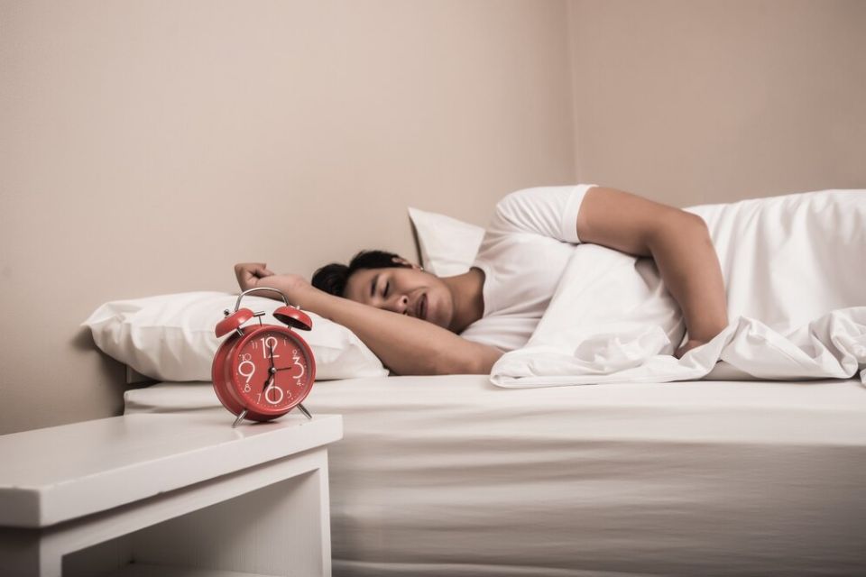 Специалист назвал вредные для сна позы