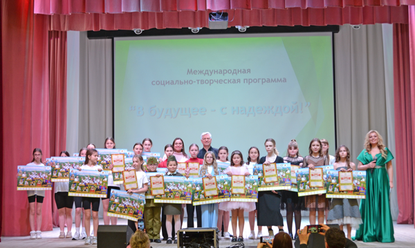 Большой фоторепортаж: в Черикове прошел концерт в рамках социально-творческой программы «В будущее – с надеждой»